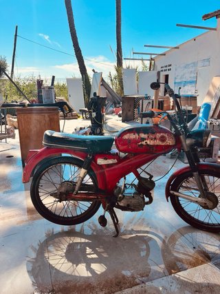 Derbi Moped Roja y Blanca para Restaurar