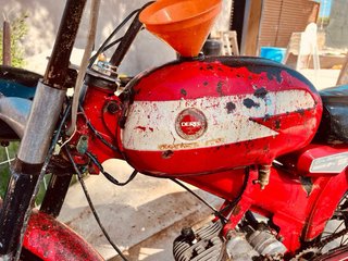 Derbi Moped Roja y Blanca para Restaurar