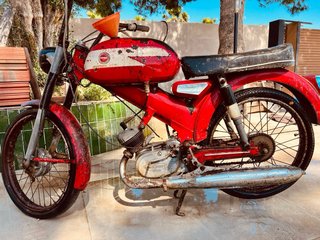 Derbi Moped Roja y Blanca para Restaurar