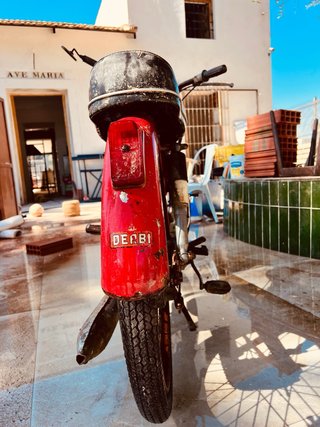 Derbi Moped Roja y Blanca para Restaurar