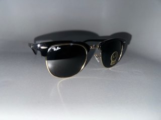 Gafas de sol Ray-Ban Clubmaster negras y doradas
