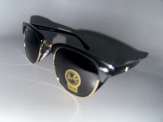 Gafas de sol Ray-Ban Clubmaster negras y doradas