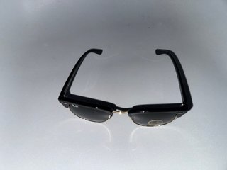 Gafas de sol Ray-Ban Clubmaster negras y doradas