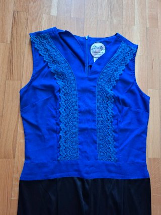 Mono azul y negro con encaje