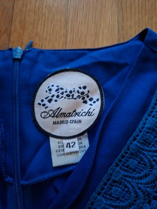Mono azul y negro con encaje