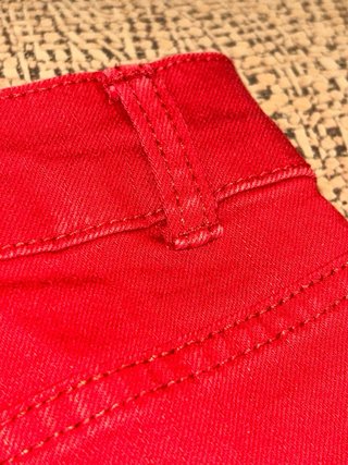 Falda vaquera roja con cinturón.