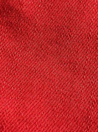 Falda vaquera roja con cinturón.