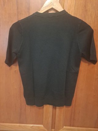 Camiseta Guess Negra con Logo Plateado