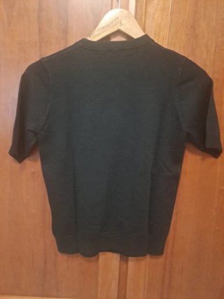 Camiseta Guess Negra con Logo Plateado