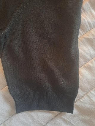 Camiseta Guess Negra con Logo Plateado