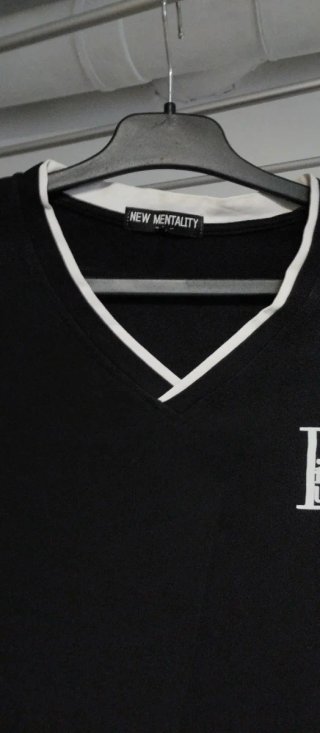Camiseta negra hombre V-neck