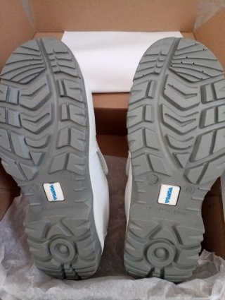 Zapatos de trabajo blancos y grises