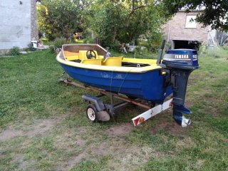 Barco azul y amarillo con motor Yamaha