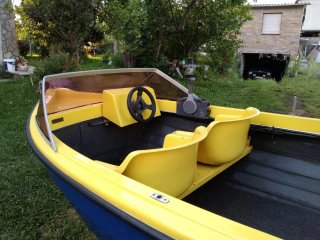 Barco azul y amarillo con motor Yamaha