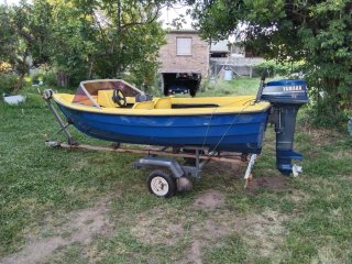 Barco azul y amarillo con motor Yamaha