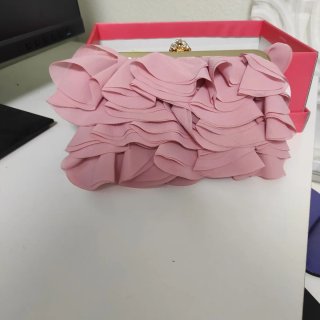 Bolso de fiesta rosa con cadena dorada