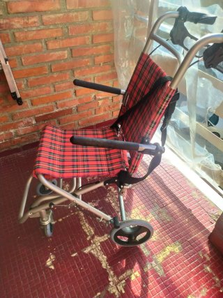 Silla de ruedas plegable ultraligera y resistente