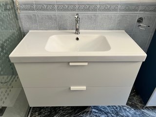 Mueble de baño suspendido gris y blanco