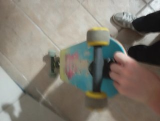 Skate Negro con Huellas Amarillas y Azules