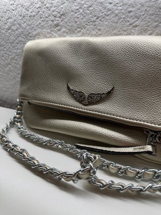 Bolso de mano dorado y plateado
