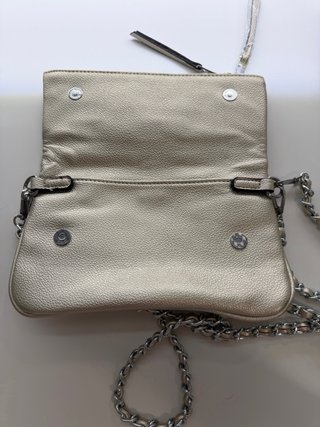 Bolso de mano dorado y plateado