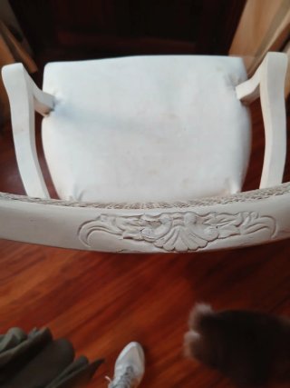 Silla de madera con asiento de ratán