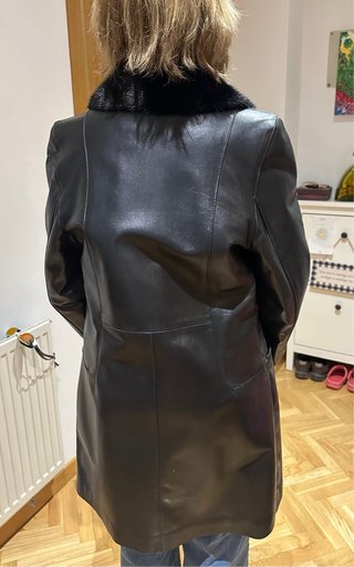 Abrigo de napa negro con cuello de pelo