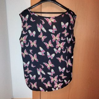 Blusa sin mangas con estampado de mariposas
