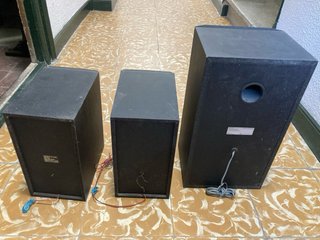 Altavoces Sony y Philips Negros