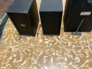 Altavoces Sony y Philips Negros