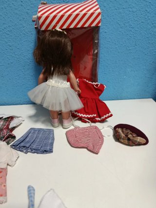 Muñeca Mariquita Perez con ropa.