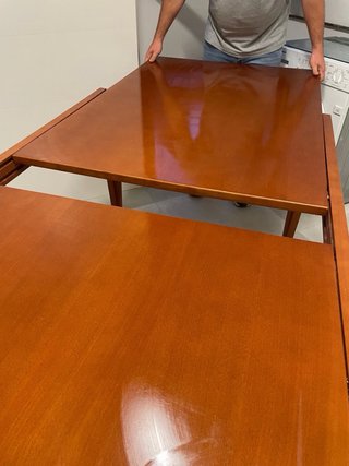 Mesa de comedor de madera