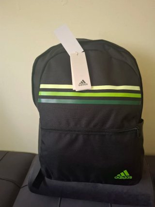 Mochila Adidas Negra con Rayas Verdes