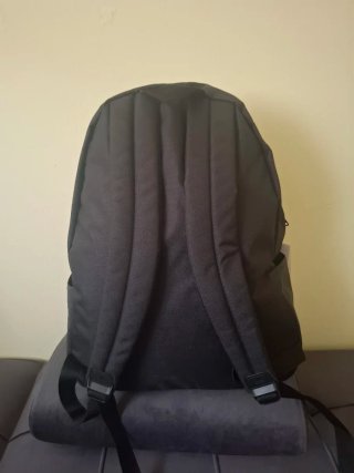 Mochila Adidas Negra con Rayas Verdes