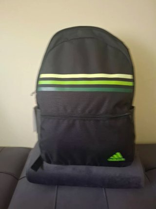 Mochila Adidas Negra con Rayas Verdes