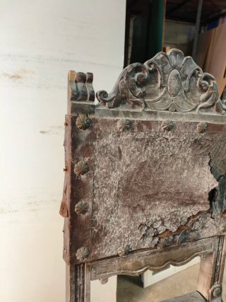 Silla antigua de madera y cuero