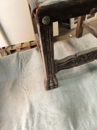 Silla antigua de madera y cuero