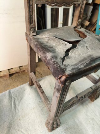 Silla antigua de madera y cuero
