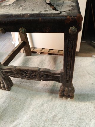 Silla antigua de madera y cuero