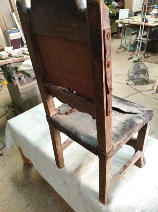 Silla antigua de madera y cuero