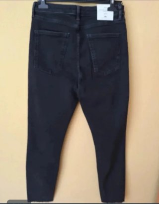 Pantalón vaquero negro con bufanda blanca