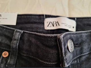 Pantalón vaquero negro con bufanda blanca