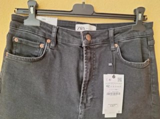 Pantalón vaquero negro con bufanda blanca