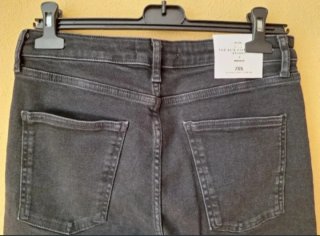 Pantalón vaquero negro con bufanda blanca