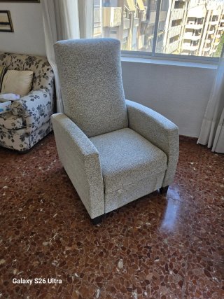 Sillón de tela gris