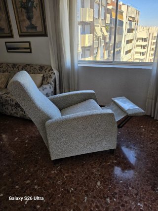 Sillón de tela gris
