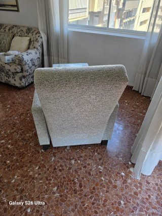 Sillón de tela gris