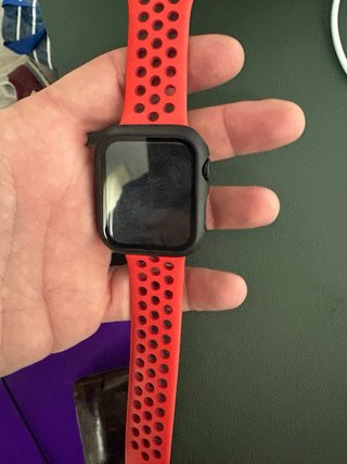 Apple Watch SE 44mm Rosso e Nero con custodia