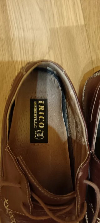 Mocasines en piel auténtica en marrones.