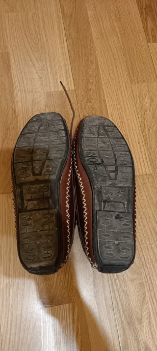 Mocasines en piel auténtica en marrones.